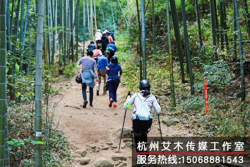 戶外訓(xùn)練基地團(tuán)隊(duì)成員上山場(chǎng)景拍攝